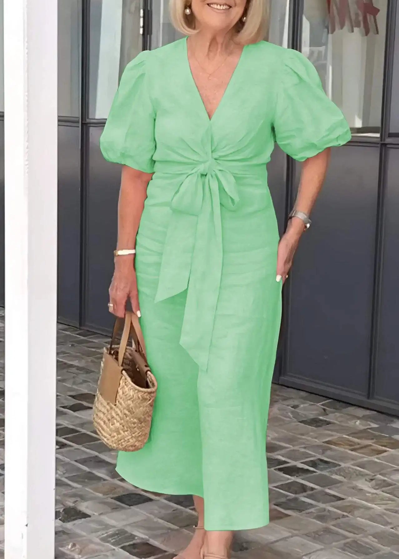 LYNORA | ROBE MIDI ÉLÉGANTE À ENCOLURE EN V